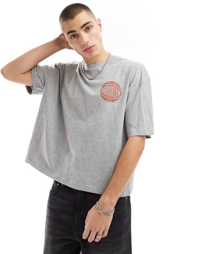 ASOS DESIGN - Kastiges Oversize-T-Shirt in meliertem Grau mit „Brooklyn"-Rückenprint von ASOS DESIGN
