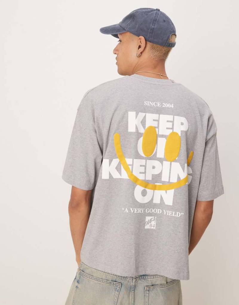 ASOS DESIGN - Kastiges Oversize-T-Shirt in meliertem Grau mit Schaumdruck-Schriftzug-Grafik von ASOS DESIGN