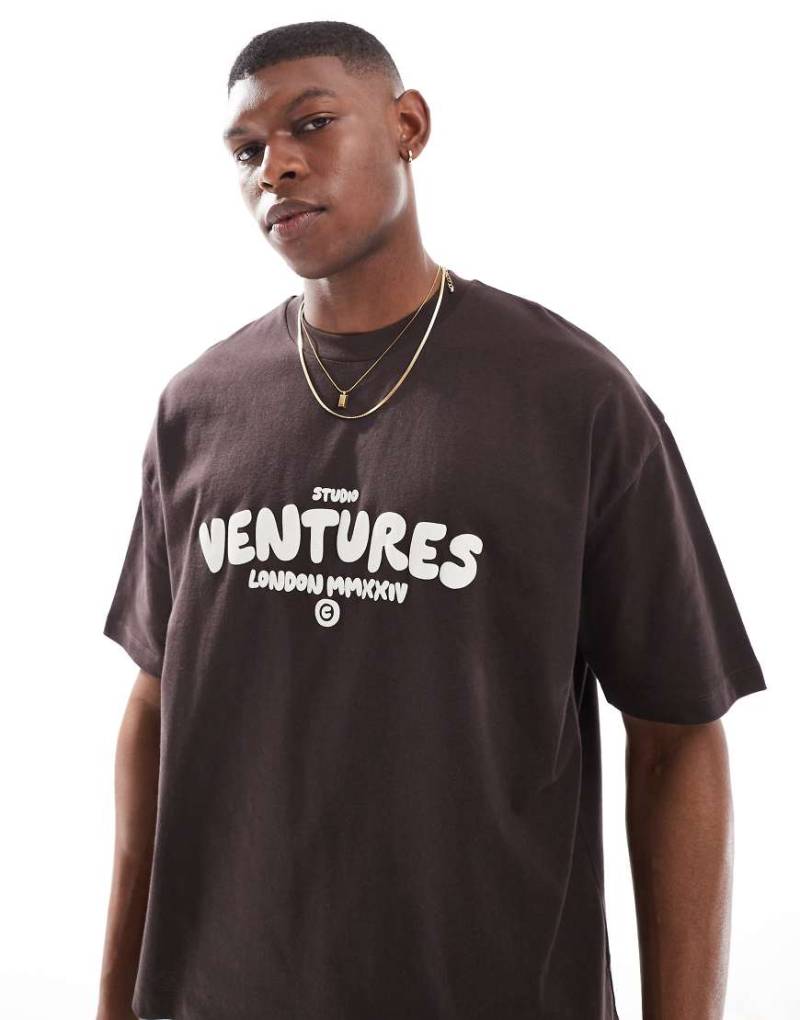 ASOS DESIGN - Kastiges Oversize-T-Shirt in Braun mit Schriftzug-Grafik von ASOS DESIGN