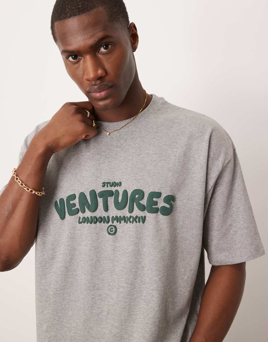 ASOS DESIGN - Kastiges Oversize-T-Shirt in meliertem Grau mit Schriftzug-Print ASOS DESIGN - Kastiges Oversize-T-Shirt in meliertem Grau mit Schriftzug-Print von ASOS DESIGN