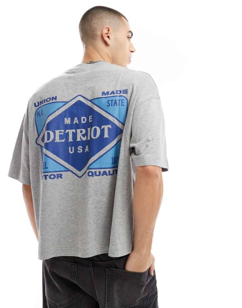 ASOS DESIGN - Kastiges Oversize-T-Shirt in meliertem Grau mit Workwear-Rückenprint von ASOS DESIGN