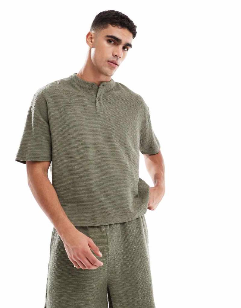 ASOS DESIGN - Kastiges Oversize-T-Shirt in strukturiertem Khaki mit Henley-Ausschnitt, Kombiteil-Grün von ASOS DESIGN