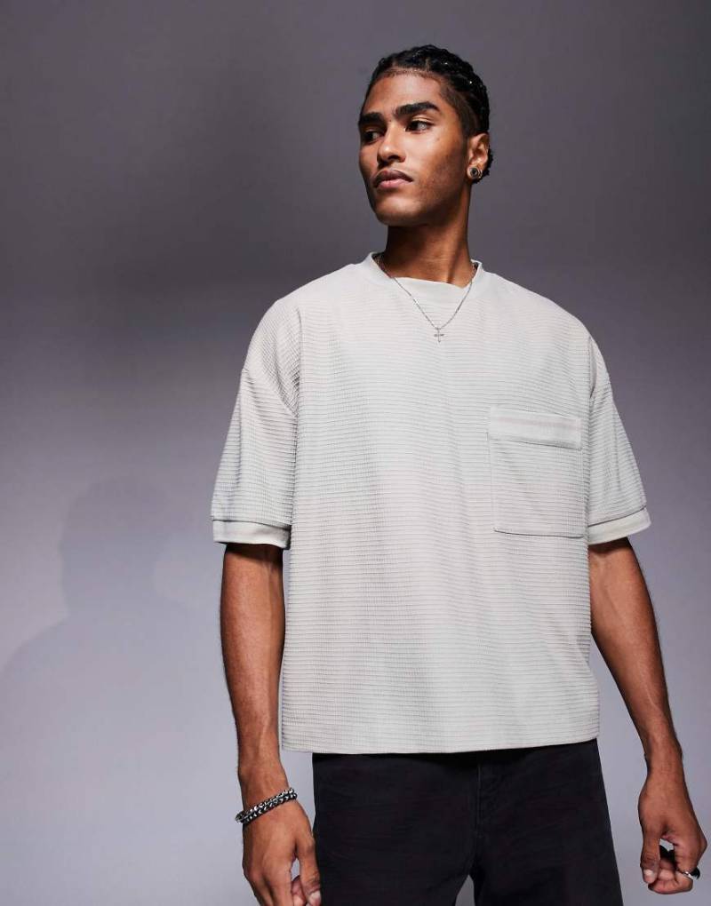 ASOS DESIGN - Kastiges Oversize-T-Shirt in strukturiertem Steinbeige mit Taschendetail-Neutral von ASOS DESIGN