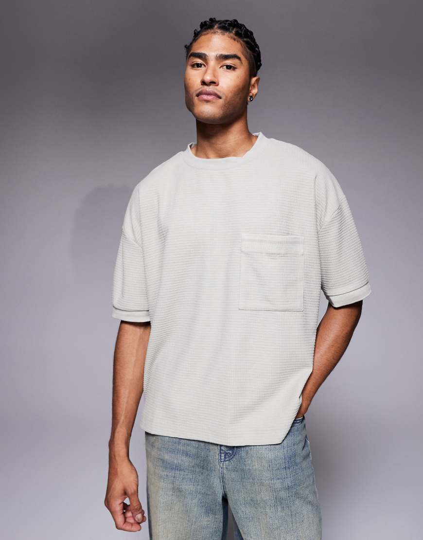 ASOS DESIGN - Kastiges Oversize-T-Shirt in strukturiertem Steinbeige mit Taschendetail-Neutral von ASOS DESIGN