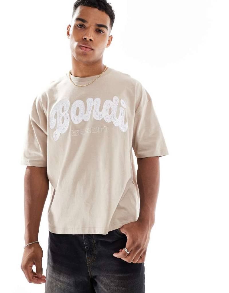 ASOS DESIGN - Kastiges Oversize-T-Shirt in verwaschenem Beige mit City-Stickerei-Neutral von ASOS DESIGN