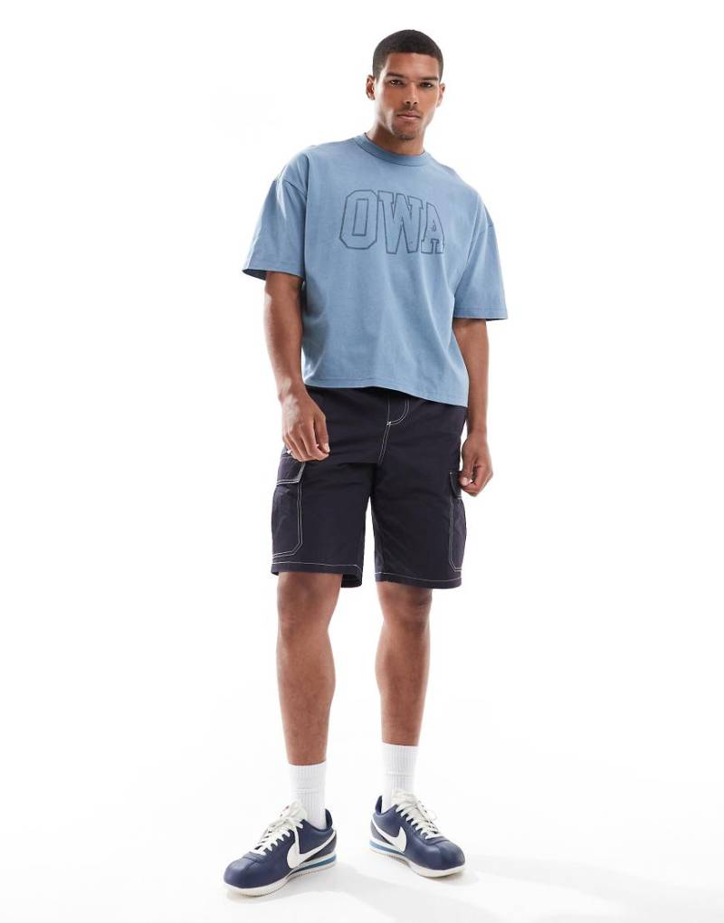 ASOS DESIGN - Kastiges Oversize-T-Shirt in verwaschenem Blau mit Textprint auf der Brust, 220 g/m² schwer ASOS DESIGN - Kastiges Oversize-T-Shirt in verwaschenem Blau mit Textprint auf der Brust, 220 g/m² schwer von ASOS DESIGN