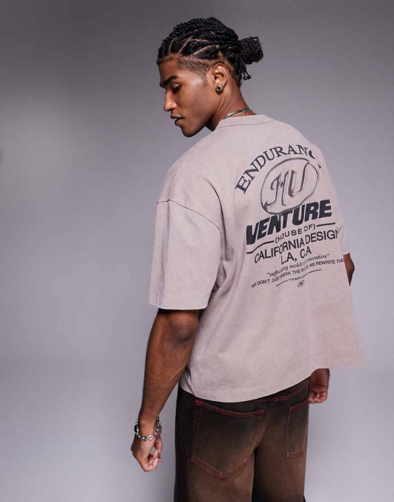 ASOS DESIGN - Kastiges Oversize-T-Shirt in verwaschenem Braun mit Schriftzug-Grafik von ASOS DESIGN