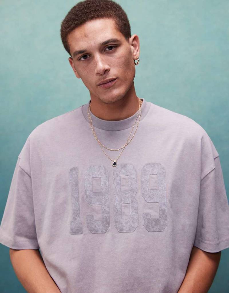 ASOS DESIGN - Kastiges Oversize-T-Shirt in verwaschenem Grau mit Print vorne von ASOS DESIGN