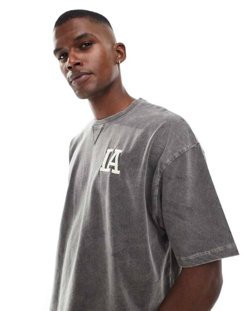 ASOS DESIGN - Kastiges Oversize-T-Shirt in verwaschenem Schwarz mit City-Grafik von ASOS DESIGN