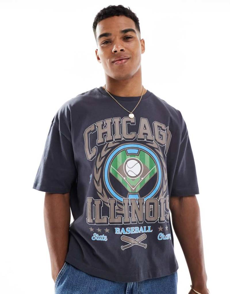 ASOS DESIGN - Kastiges Oversize-T-Shirt in verwaschenem Schwarz mit College-Grafik-Grau von ASOS DESIGN