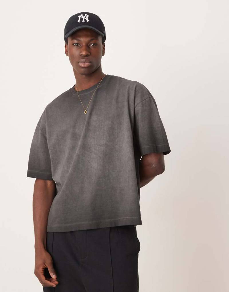 ASOS DESIGN - Kastiges Oversize-T-Shirt in verwaschenem Schwarz mit Pigmentfärbung von ASOS DESIGN