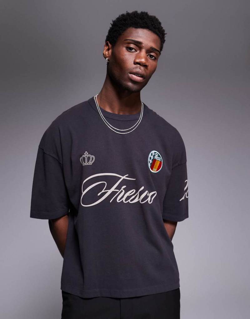 ASOS DESIGN - Kastiges Oversize-T-Shirt in verwaschenem Schwarz mit Sport-Print und Aufnäher von ASOS DESIGN