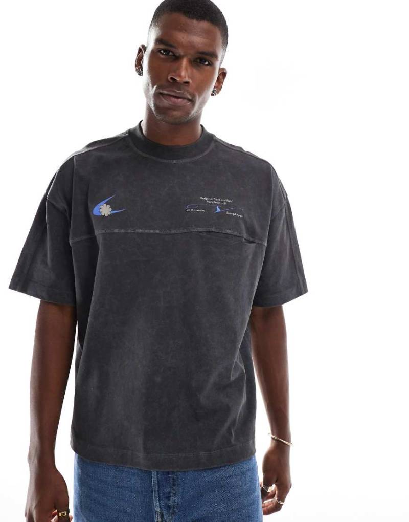 ASOS DESIGN - Schweres, kastiges Oversize-T-Shirt in verwaschenem Schwarz mit Sport-Grafik und Tasche von ASOS DESIGN
