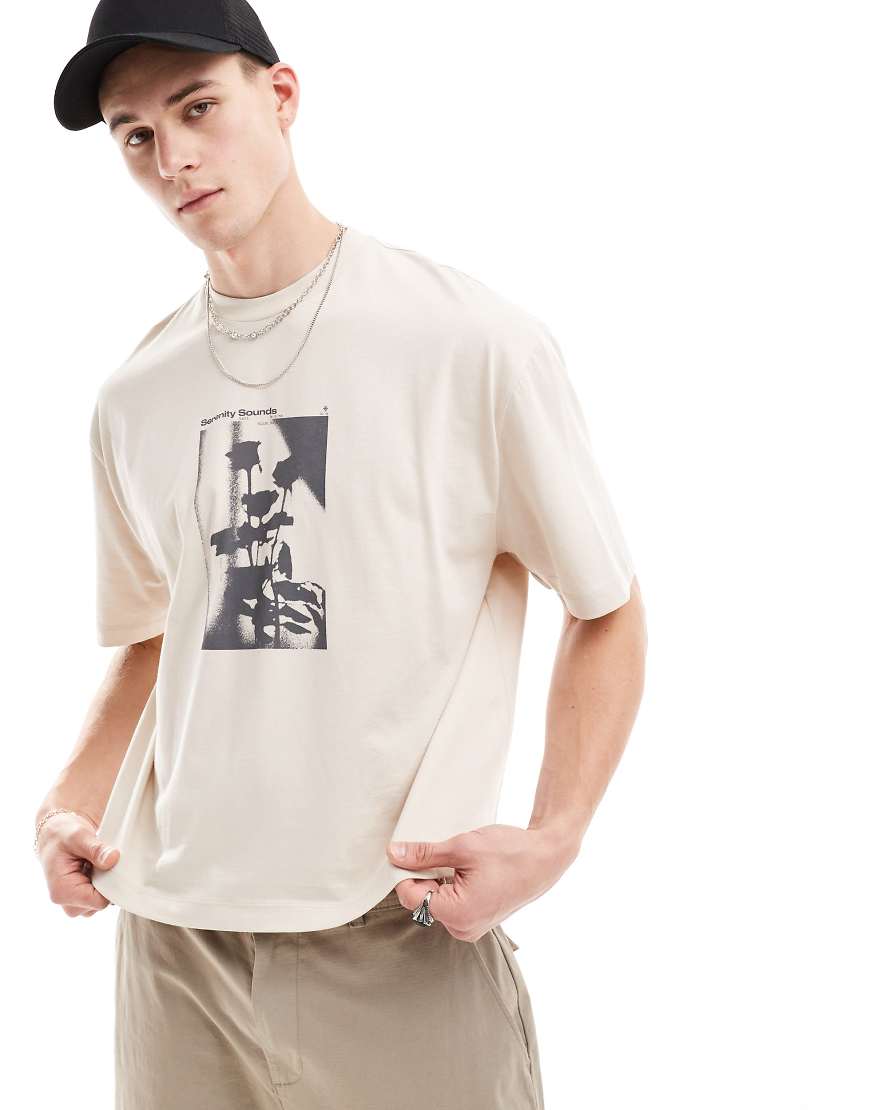 ASOS DESIGN - Kastiges Oversize-T-Shirt mit Blumenprint auf der Brust-Neutral ASOS DESIGN - Kastiges Oversize-T-Shirt mit Blumenprint auf der Brust-Neutral von ASOS DESIGN