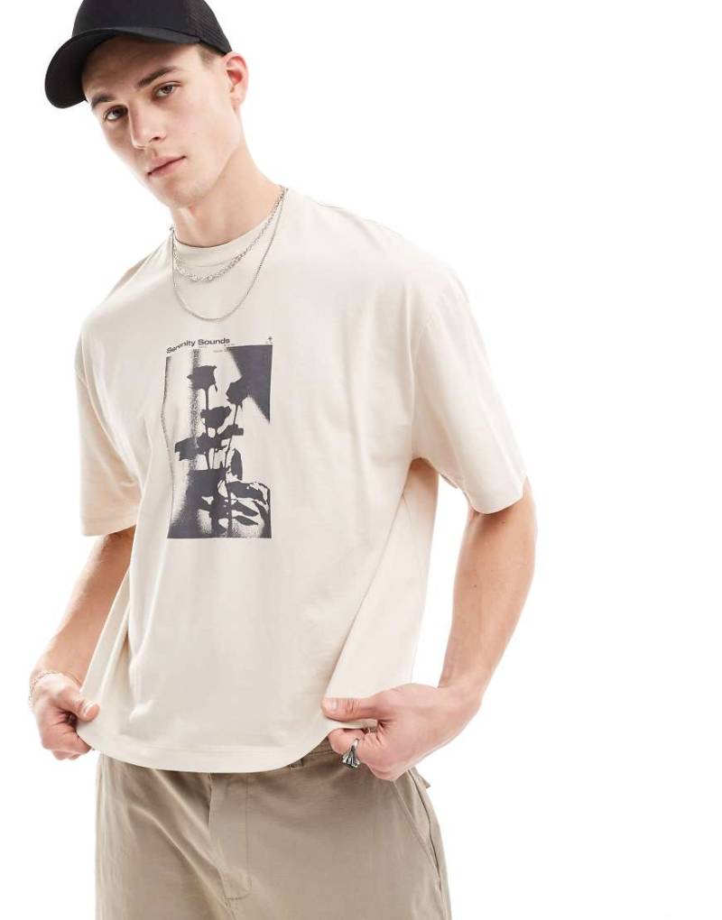 ASOS DESIGN - Kastiges Oversize-T-Shirt mit Blumenprint auf der Brust-Neutral von ASOS DESIGN