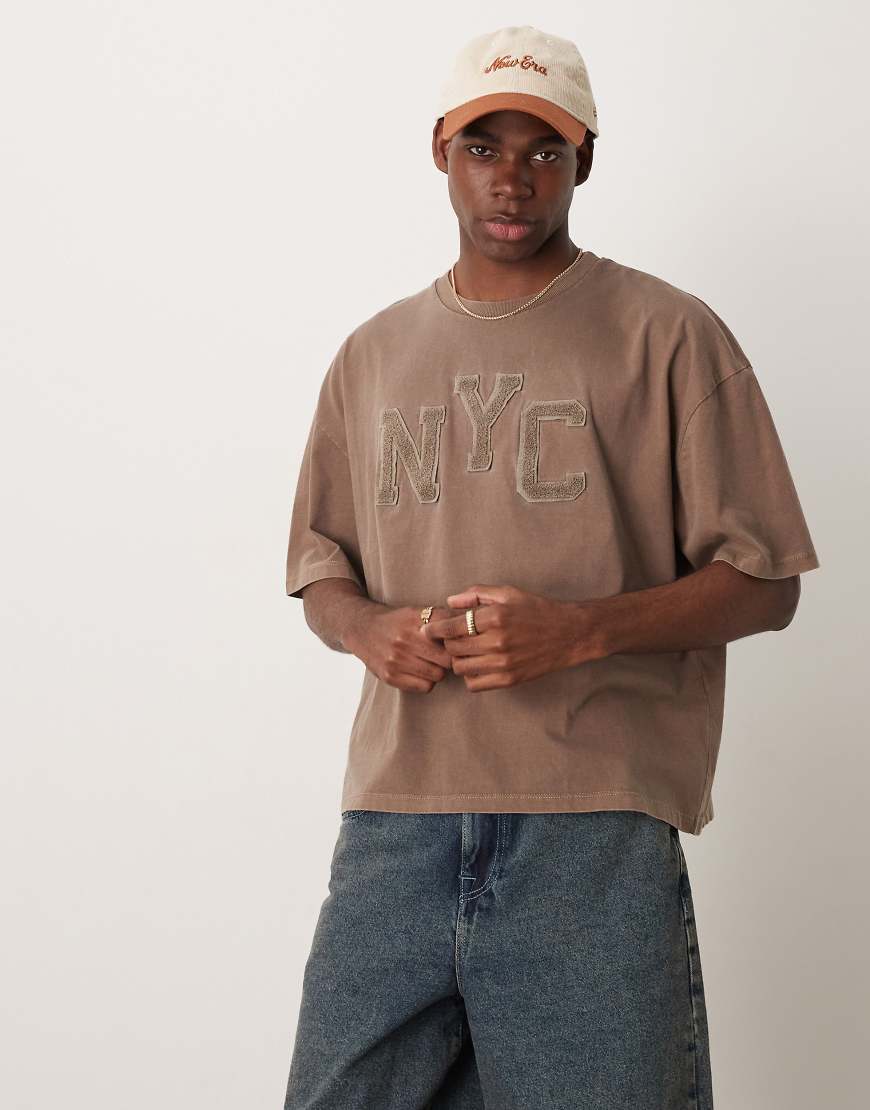 ASOS DESIGN - Kastiges Oversize-T-Shirt mit Grunge-Applikation-Braun von ASOS DESIGN