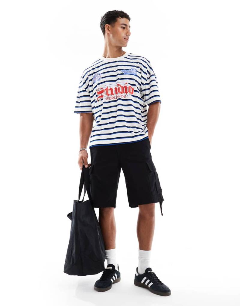 ASOS DESIGN - Kastiges Oversize-T-Shirt mit Rippstruktur-Streifen, überschnittenen Schultern und Sport-Grafikprints-Bunt von ASOS DESIGN