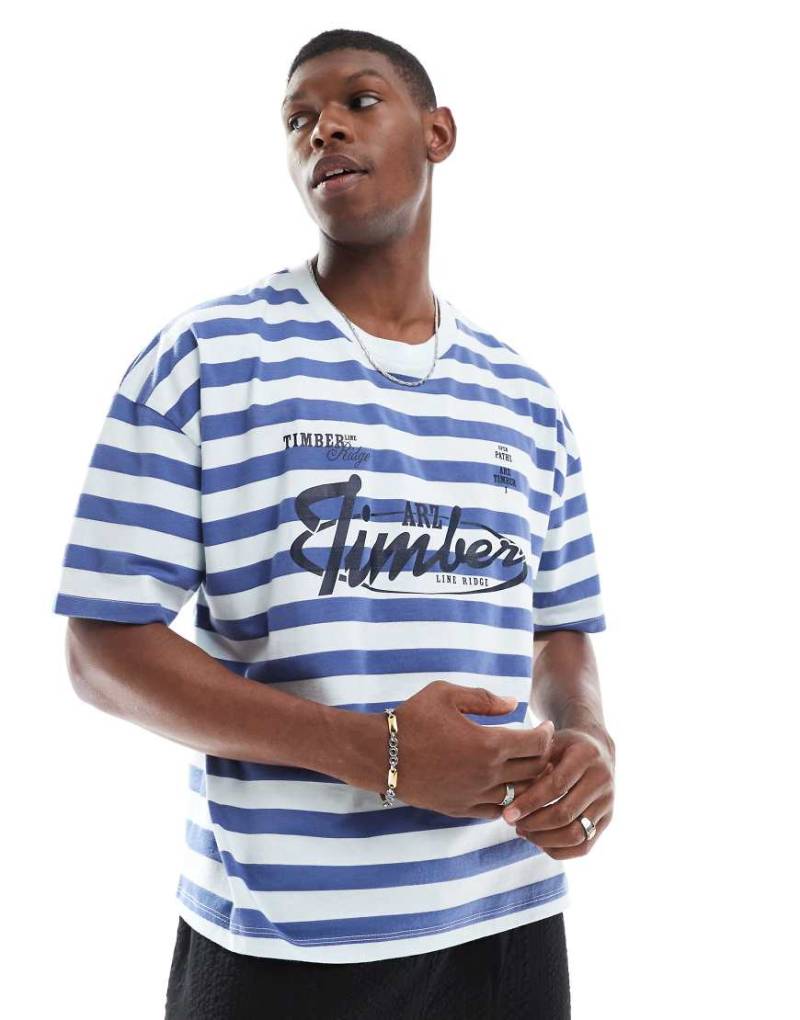 ASOS DESIGN - Kastiges Oversize-T-Shirt mit Rückenprint in Blau und Weiß gestreift und überschnittener Schulter von ASOS DESIGN