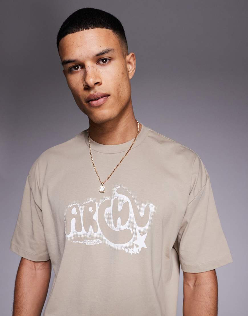 ASOS DESIGN - Kastiges Oversize-T-Shirt mit Text-Print-Neutral ASOS DESIGN - Kastiges Oversize-T-Shirt mit Text-Print-Neutral von ASOS DESIGN