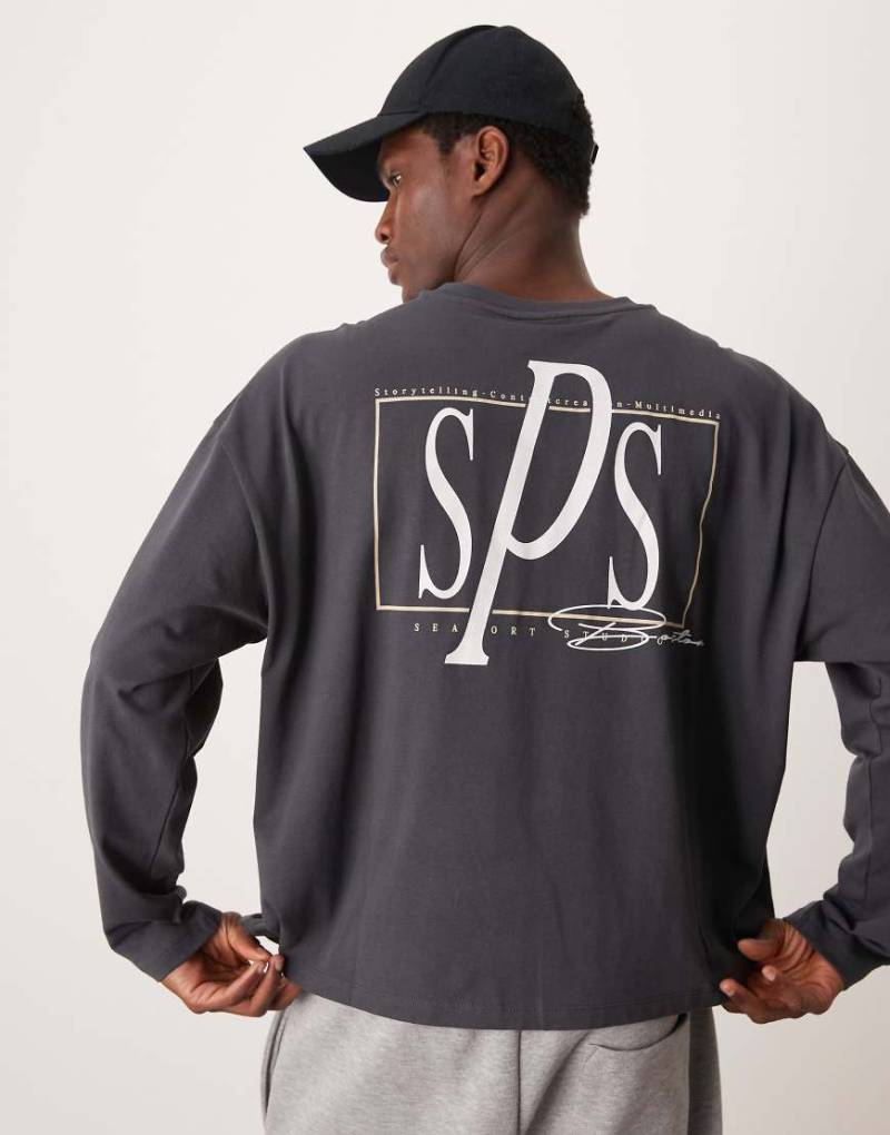 ASOS DESIGN - Kastiges Oversize-T-Shirt mit Text-Rückenprint-Grau ASOS DESIGN - Kastiges Oversize-T-Shirt mit Text-Rückenprint-Grau von ASOS DESIGN