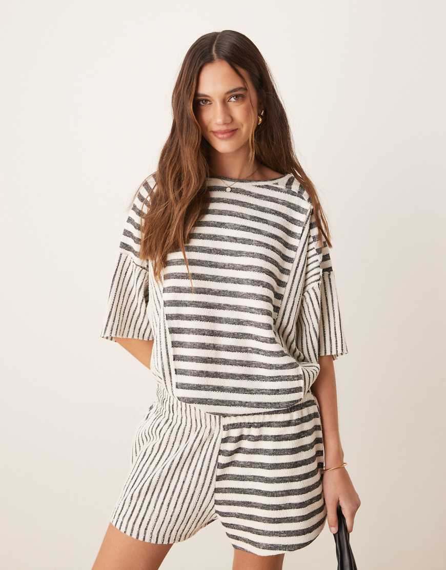 ASOS DESIGN - Kastiges Oversize-T-Shirt mit strukturiertem Streifen-Mix-Bunt von ASOS DESIGN