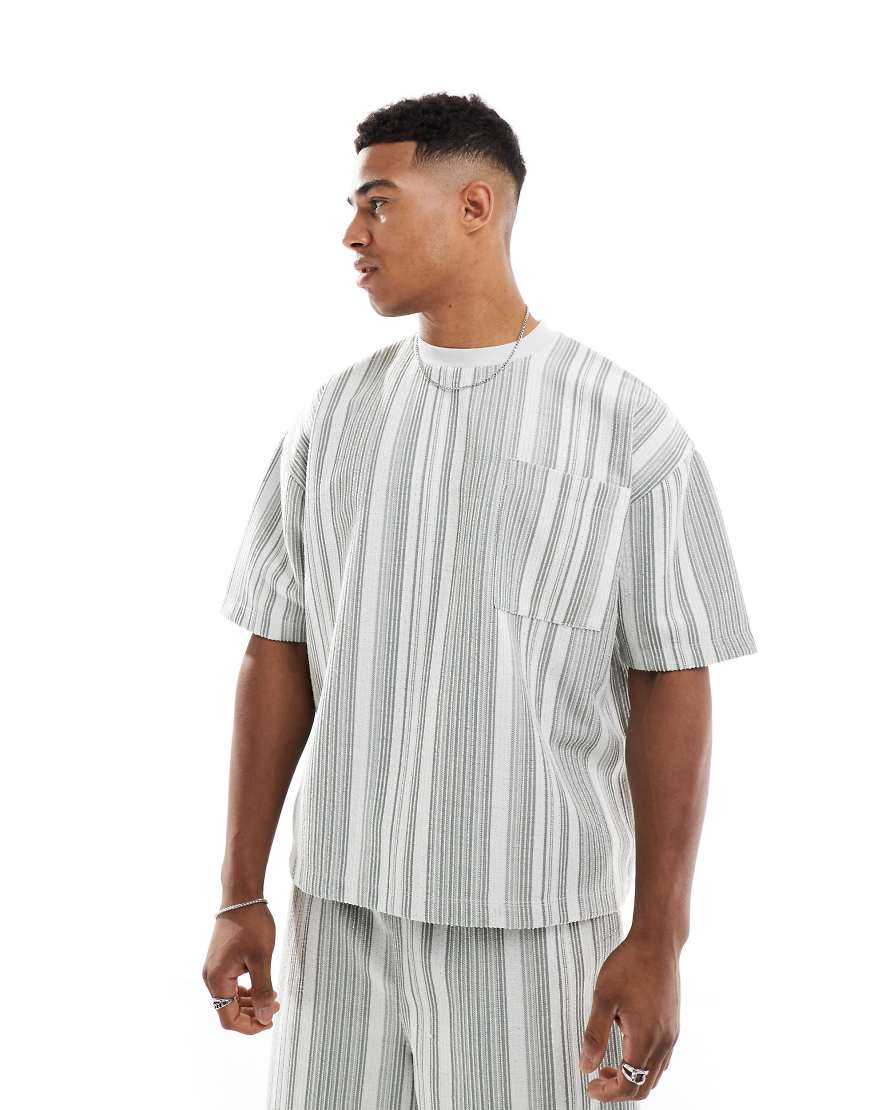 ASOS DESIGN - Kastiges Oversize-T-Shirt mit strukturierten Streifen und Tasche, Kombiteil-Bunt ASOS DESIGN - Kastiges Oversize-T-Shirt mit strukturierten Streifen und Tasche, Kombiteil-Bunt von ASOS DESIGN