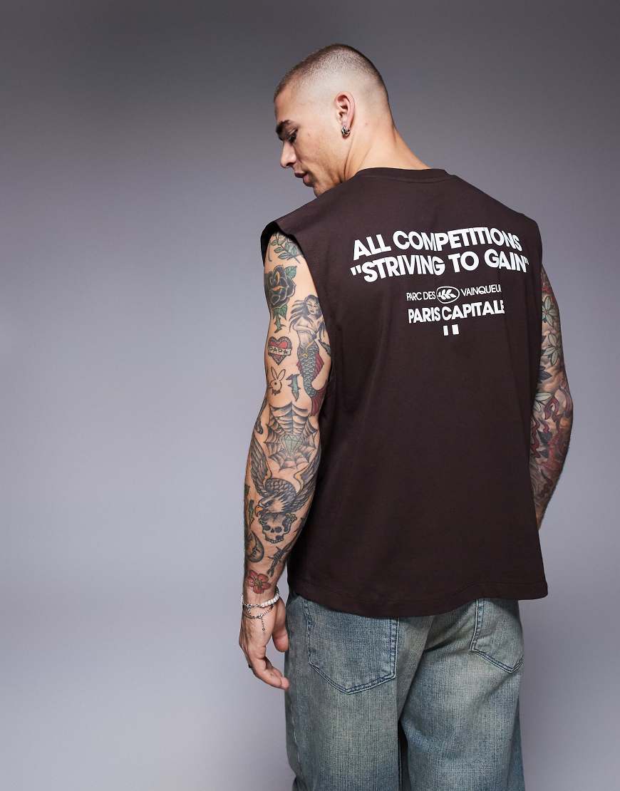 ASOS DESIGN - Kastiges Oversize-Tanktop in Braun mit Textprint ASOS DESIGN - Kastiges Oversize-Tanktop in Braun mit Textprint von ASOS DESIGN