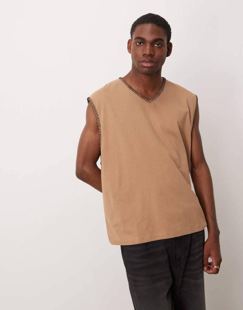 ASOS DESIGN - Kastiges Oversize-Tanktop in Braun mit V-Ausschnitt und Ziernaht von ASOS DESIGN