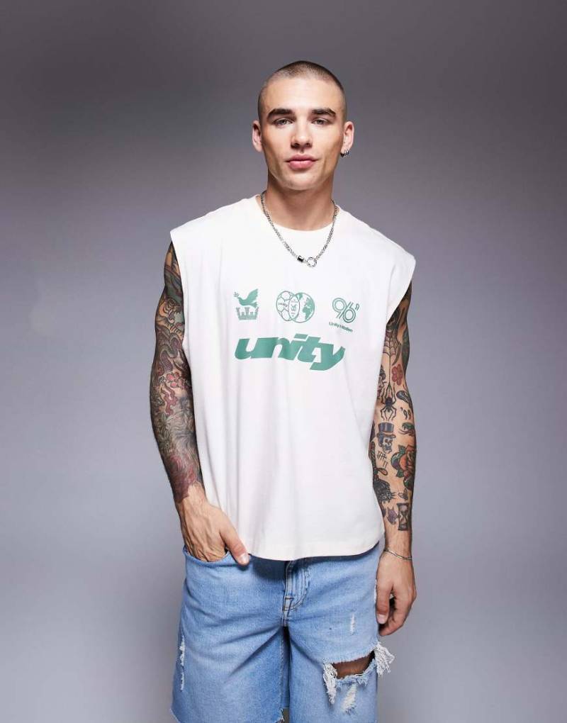 ASOS DESIGN - Kastiges Oversize-Tanktop in Creme mit Sport-Textprint-Weiß von ASOS DESIGN
