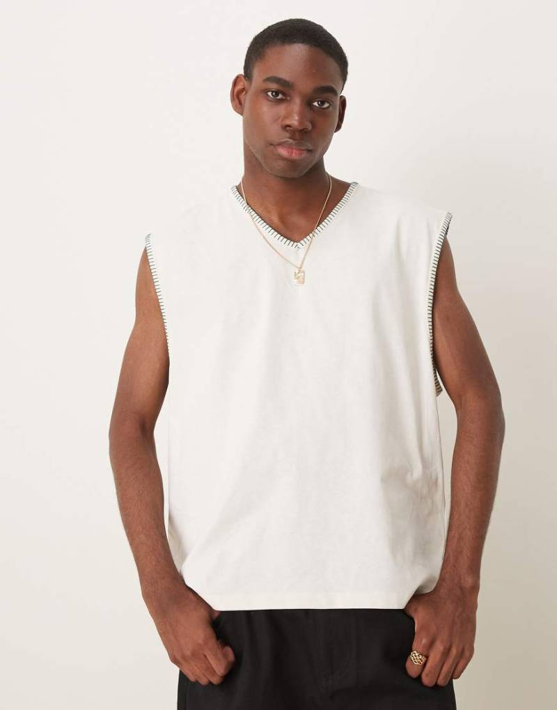ASOS DESIGN - Kastiges Oversize-Tanktop in Cremeweiß mit V-Ausschnitt und Ziernaht von ASOS DESIGN