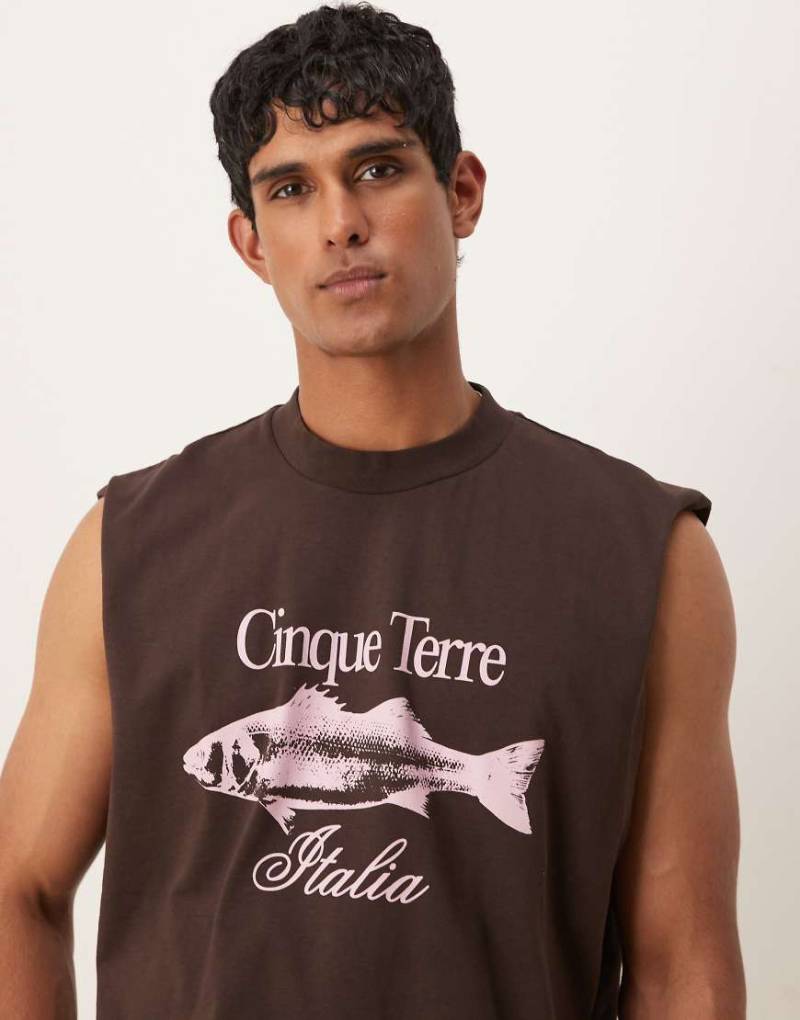 ASOS DESIGN - Kastiges Oversize-Tanktop in Dunkelbraun mit Print auf der Vorderseite von ASOS DESIGN