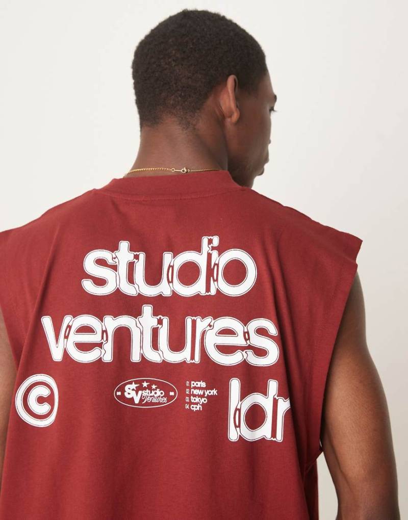 ASOS DESIGN - Kastiges Oversize-Tanktop in Rot mit Textprint von ASOS DESIGN