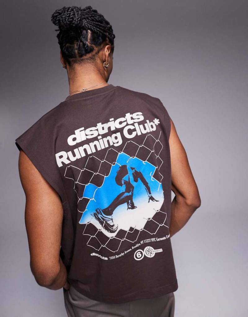 ASOS DESIGN - Kastiges Oversize-Trägertop in Braun mit Sport-Grafikprint von ASOS DESIGN