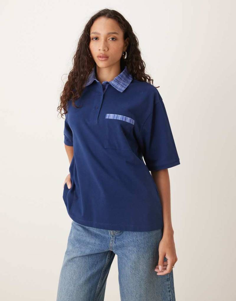 ASOS DESIGN - Kastiges Polo-T-Shirt in Marineblau mit Kontrastdetails von ASOS DESIGN