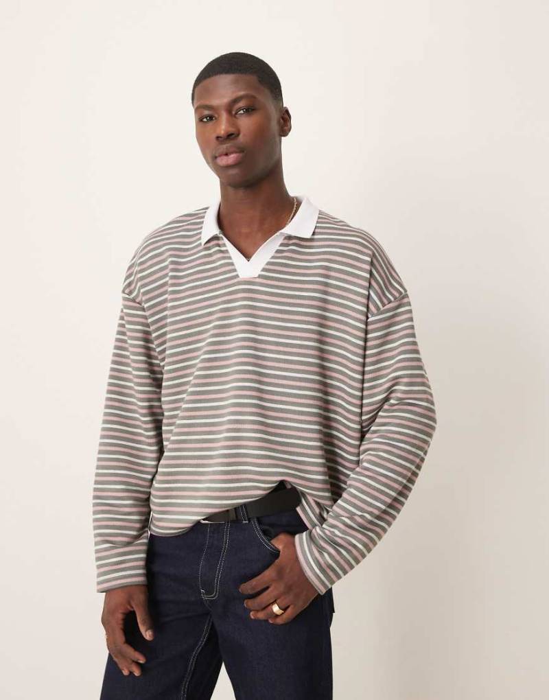 ASOS DESIGN - Kastiges Polo-T-Shirt in Weiß mit bunten Streifen und Oversize-Schnitt-Grün von ASOS DESIGN