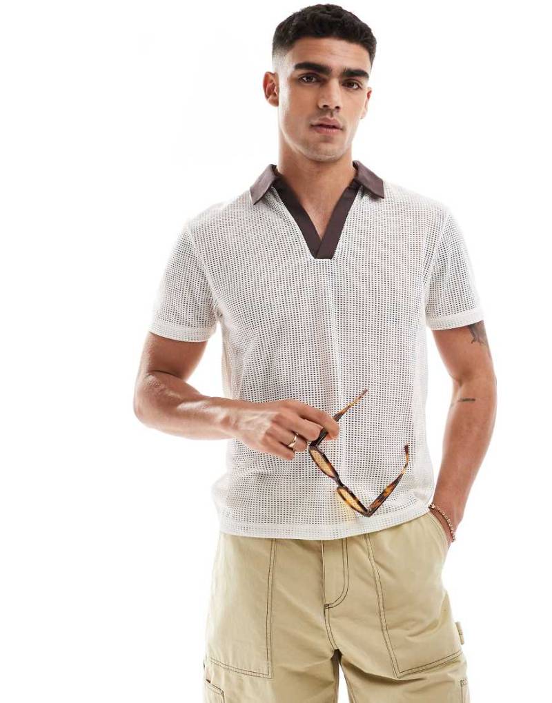 ASOS DESIGN - Kastiges Polohemd aus weitmaschigem Netzstoff in Weiß mit farblich abgesetztem Kragen von ASOS DESIGN