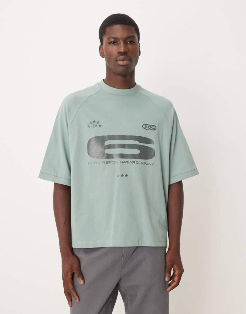 ASOS DESIGN - Kastiges Raglan-T-Shirt aus schwerem Stoff in Grün mit Oversize-Schnitt und glänzendem Sport-Print von ASOS DESIGN