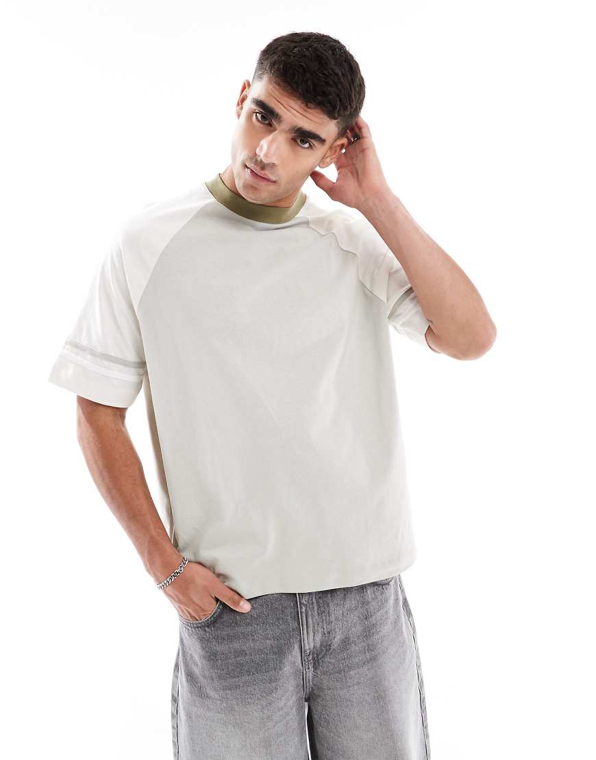 ASOS DESIGN - Kastiges Raglan-T-Shirt in Grau mit Kontrast-Zierstreifen und Oversize-Schnitt-Neutral von ASOS DESIGN
