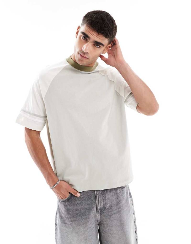 ASOS DESIGN - Kastiges Raglan-T-Shirt in Grau mit Kontrast-Zierstreifen und Oversize-Schnitt-Neutral von ASOS DESIGN
