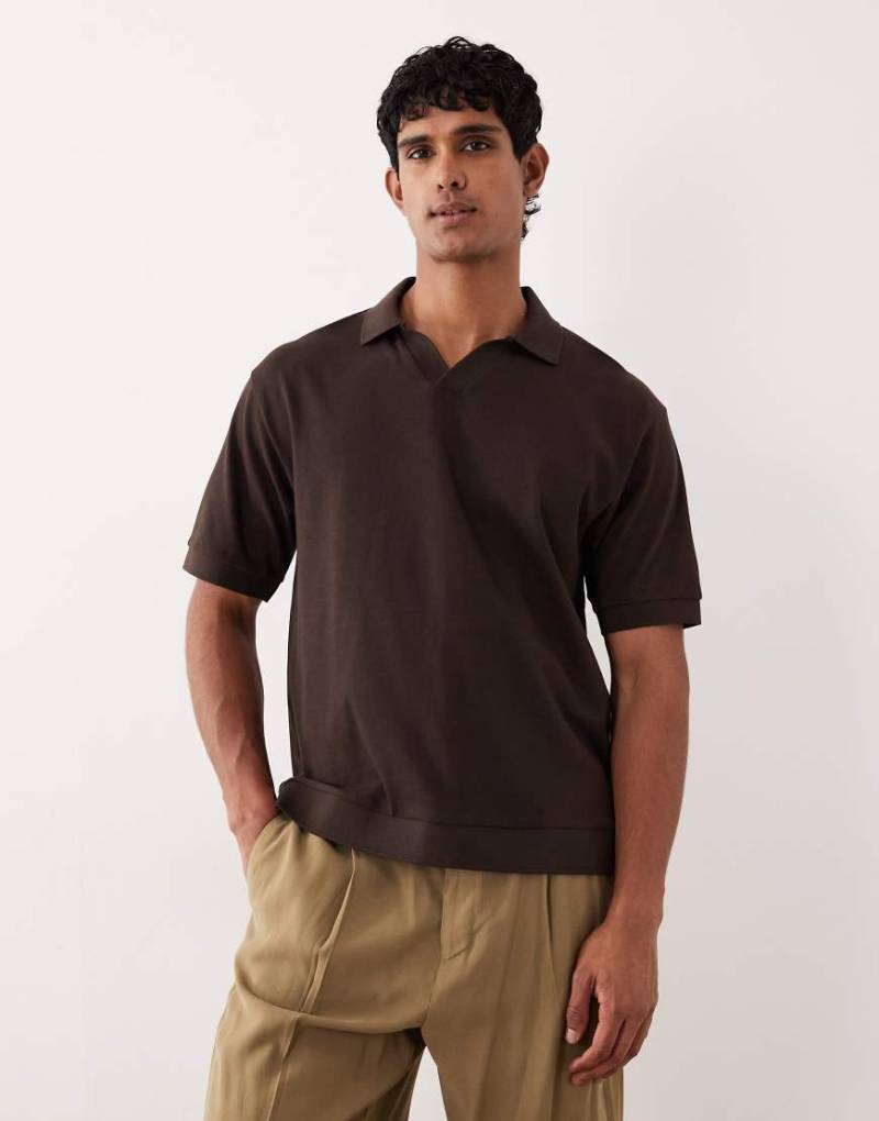 ASOS DESIGN - Kastiges Relaxed-Fit-Polohemd aus schwerem Stoff in Braun-Brown ASOS DESIGN - Kastiges Relaxed-Fit-Polohemd aus schwerem Stoff in Braun-Brown von ASOS DESIGN