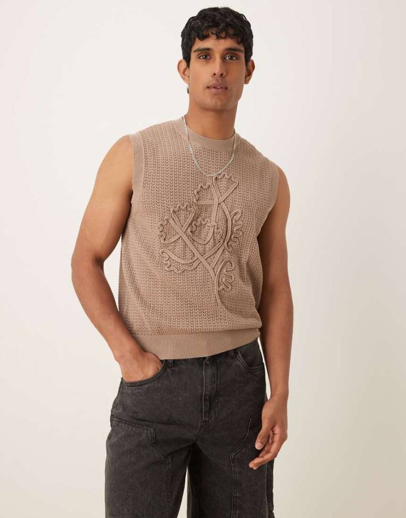 ASOS DESIGN - Kastiges Relaxed Fit Strick-Trägershirt in Braun mit Struktur und Blumenstickerei, Kombiteil von ASOS DESIGN