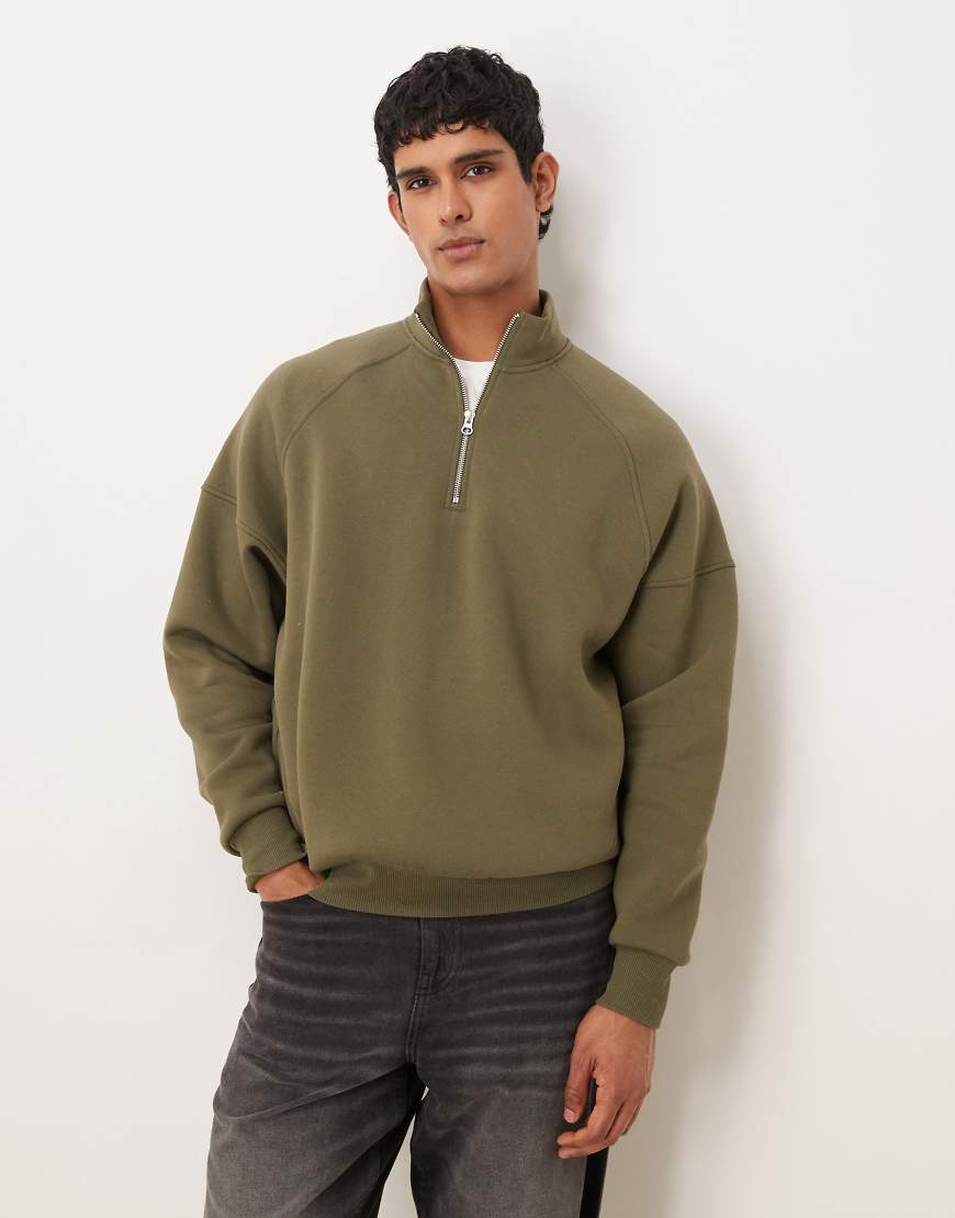 ASOS DESIGN - Kastiges Relaxed-Fit-Sweatshirt in Grün mit kurzem Reißverschluss von ASOS DESIGN