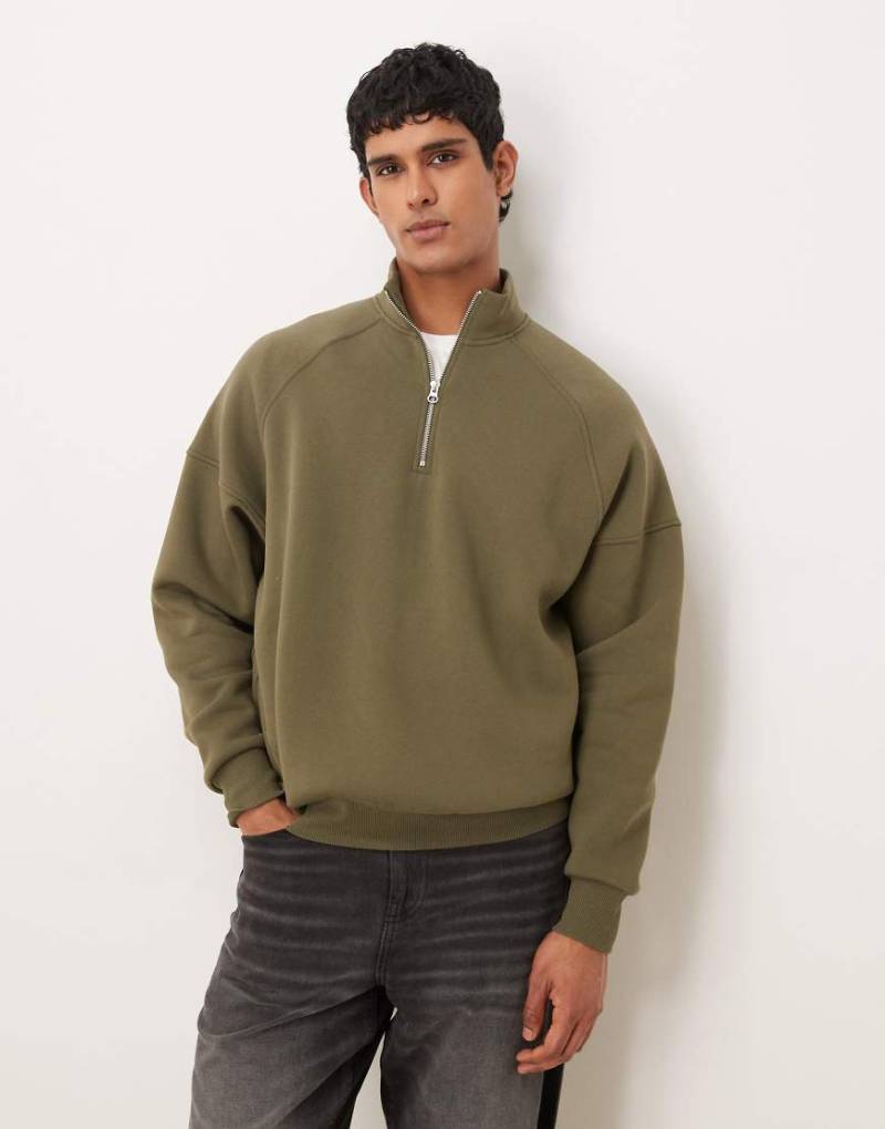 ASOS DESIGN - Kastiges Relaxed-Fit-Sweatshirt in Grün mit kurzem Reißverschluss von ASOS DESIGN