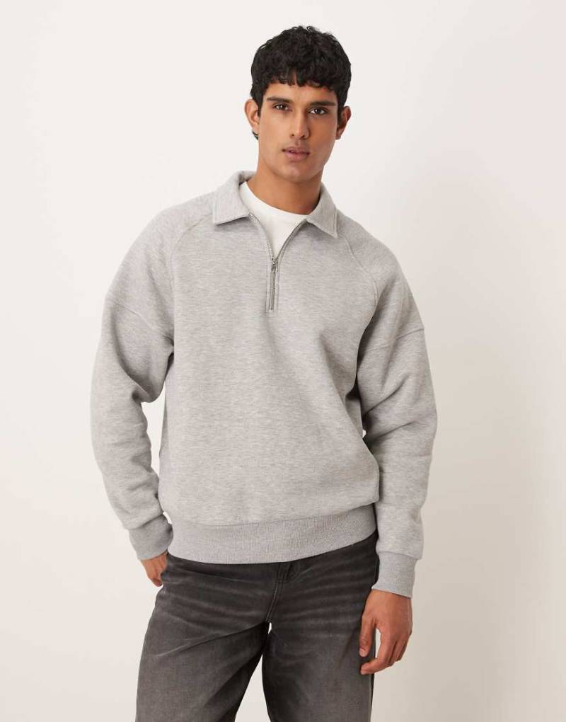 ASOS DESIGN - Kastiges Relaxed-Fit-Sweatshirt in meliertem Grau mit kurzem Reißverschluss und Kragen von ASOS DESIGN