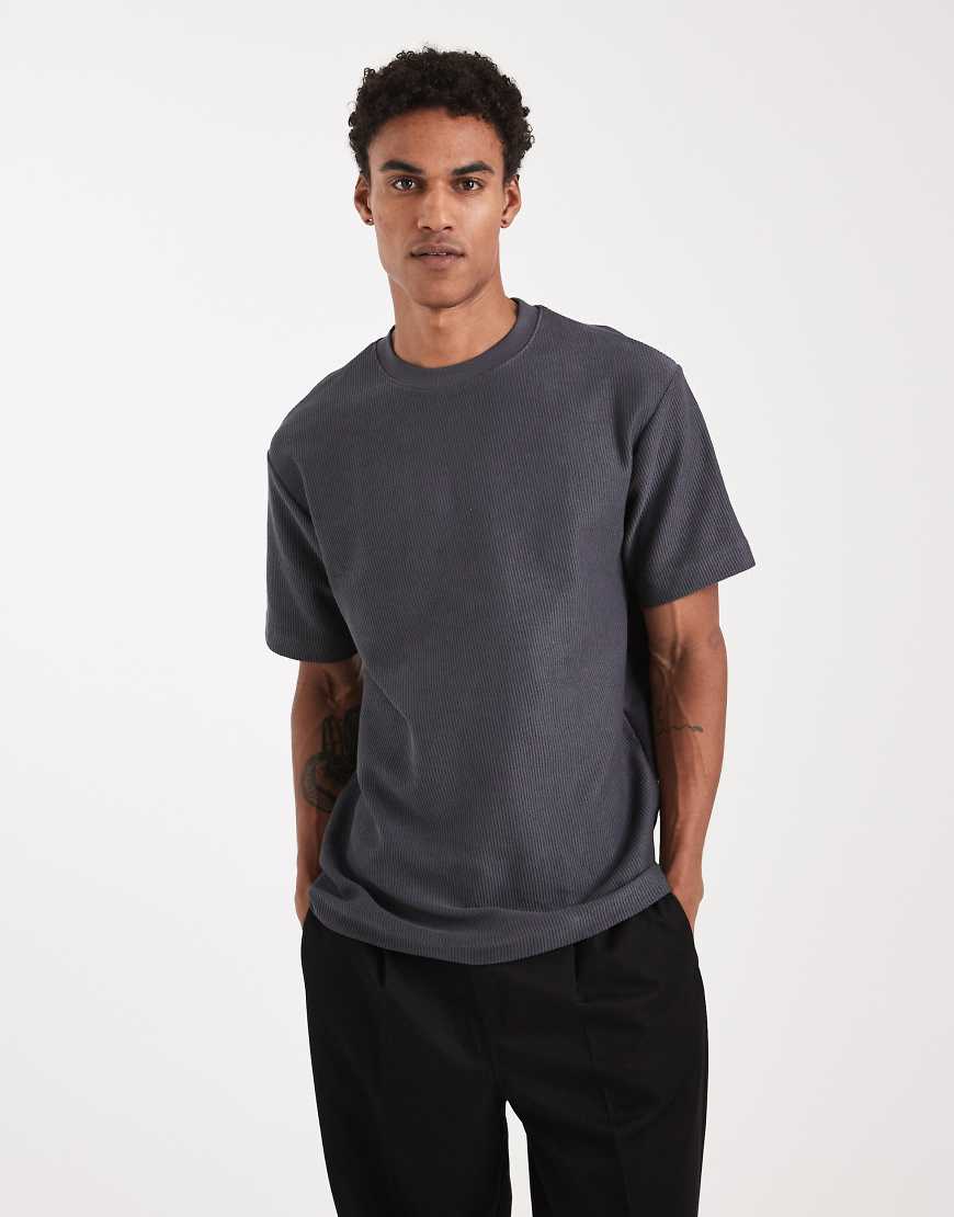 ASOS DESIGN - Kastiges Relaxed-Fit-T-Shirt aus schwerem texturiertem Stoff in Anthrazit mit überschnittenen Schultern-Grau von ASOS DESIGN
