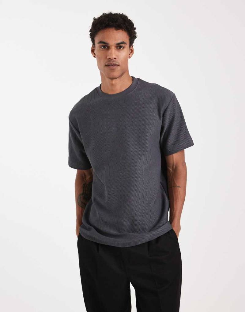 ASOS DESIGN - Kastiges Relaxed-Fit-T-Shirt aus schwerem texturiertem Stoff in Anthrazit mit überschnittenen Schultern-Grau von ASOS DESIGN