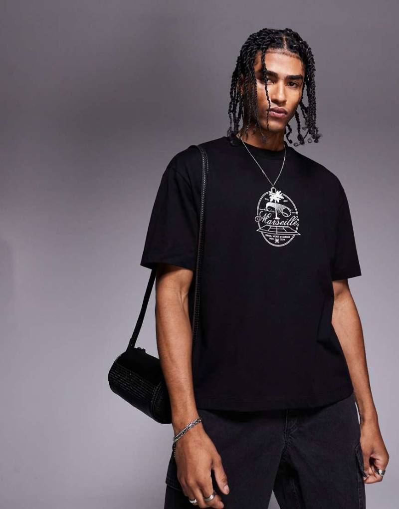 ASOS DESIGN - Kastiges Relaxed-Fit-T-Shirt in Schwarz mit Brust-Print von ASOS DESIGN