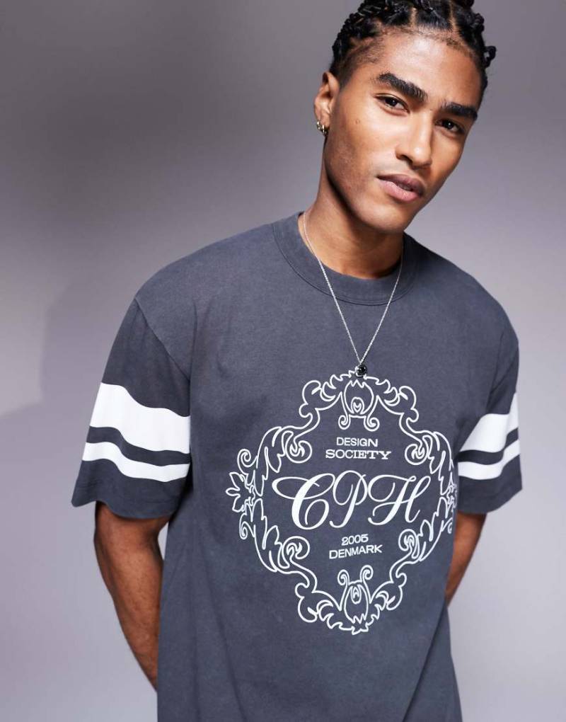 ASOS DESIGN - Schweres, kastiges T-Shirt mit lockerem Schnitt in verwaschenem Anthrazit mit Textgrafik und Verzierung am Ärmel-Grau von ASOS DESIGN