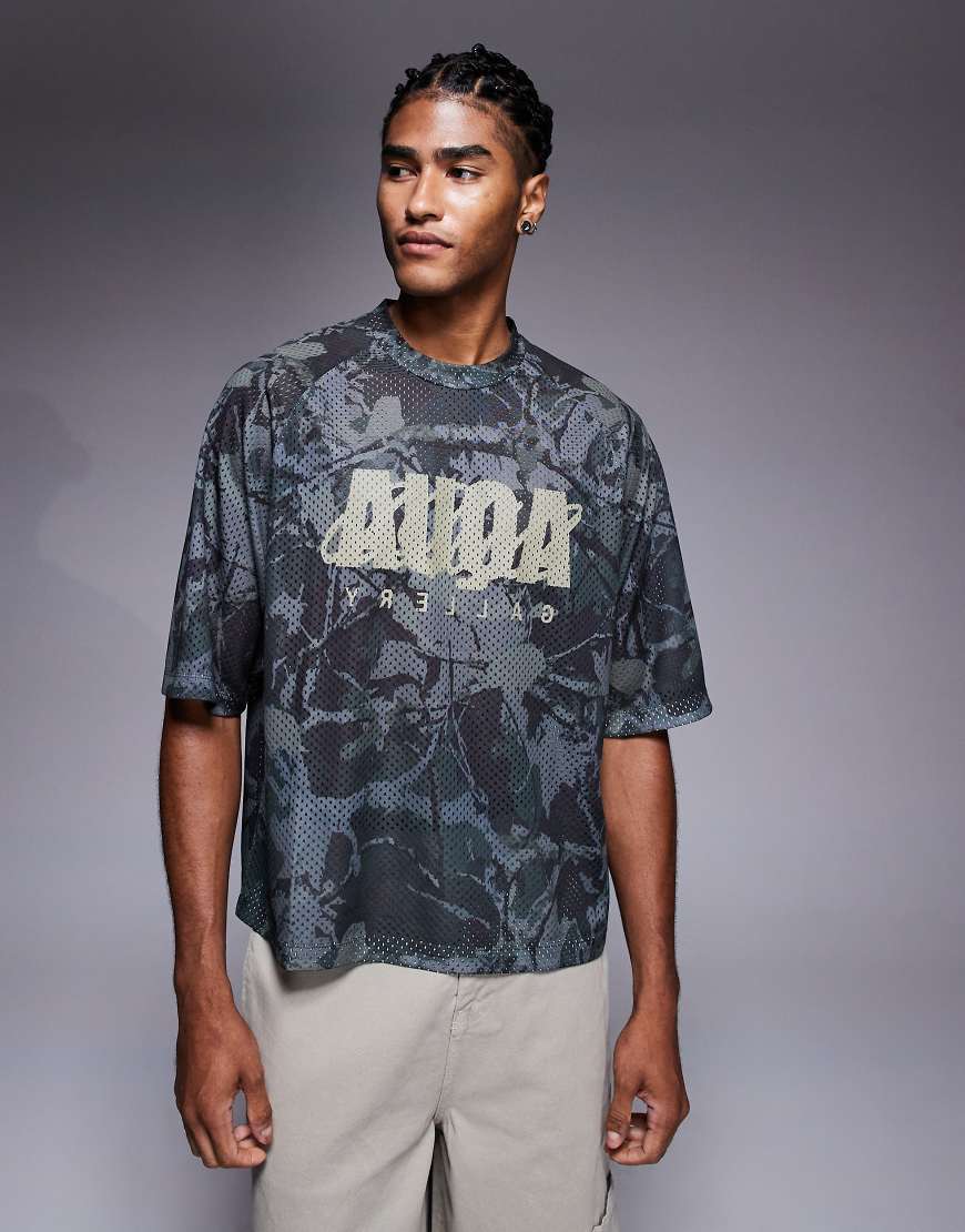ASOS DESIGN - Kastiges Relaxed-Fit-T-Shirt mit Text-Print und Military-Muster-Bunt von ASOS DESIGN