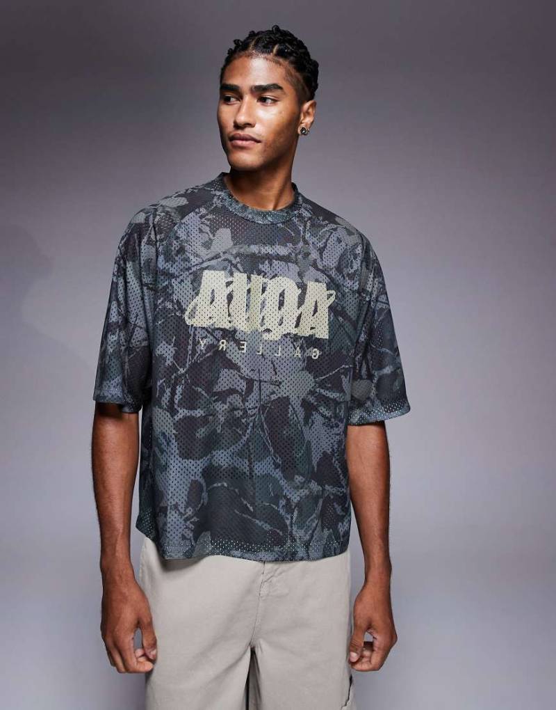 ASOS DESIGN - Kastiges Relaxed-Fit-T-Shirt mit Text-Print und Military-Muster-Bunt von ASOS DESIGN